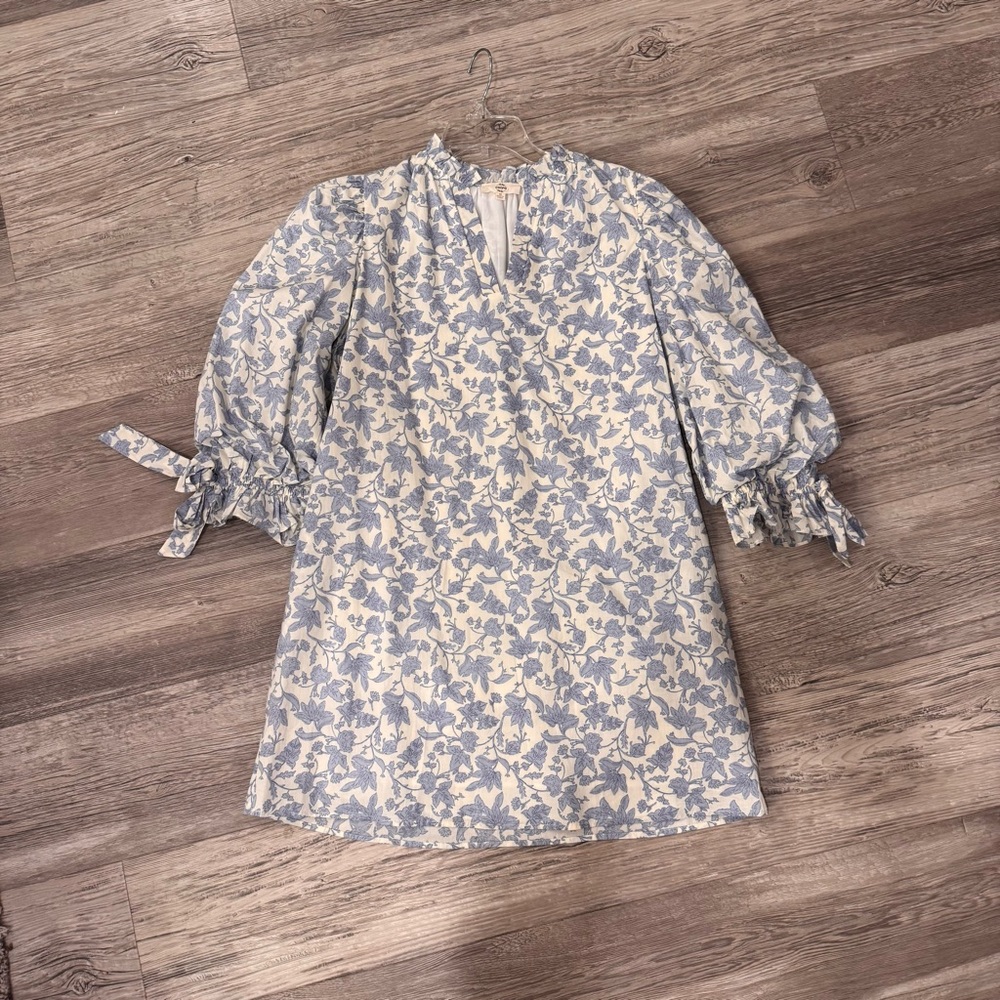 entro Blue and White Floral Long Sleeve Dress